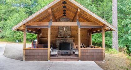 Stay before 9/22 get the 3RD night FREE!! Hot tub, secluded