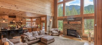 Beautiful custom home, hot tub, secluded, pet friendly, fireplace, ping pong