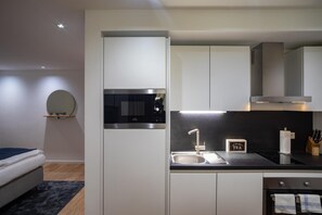 Fridge, microwave, stovetop, dishwasher