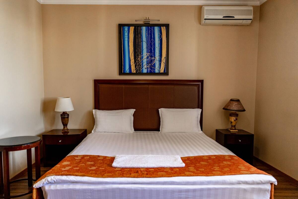 Habitación básica doble | Ropa de cama de alta calidad y escritorio