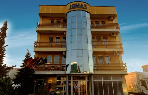 Vista frontal de la propiedad