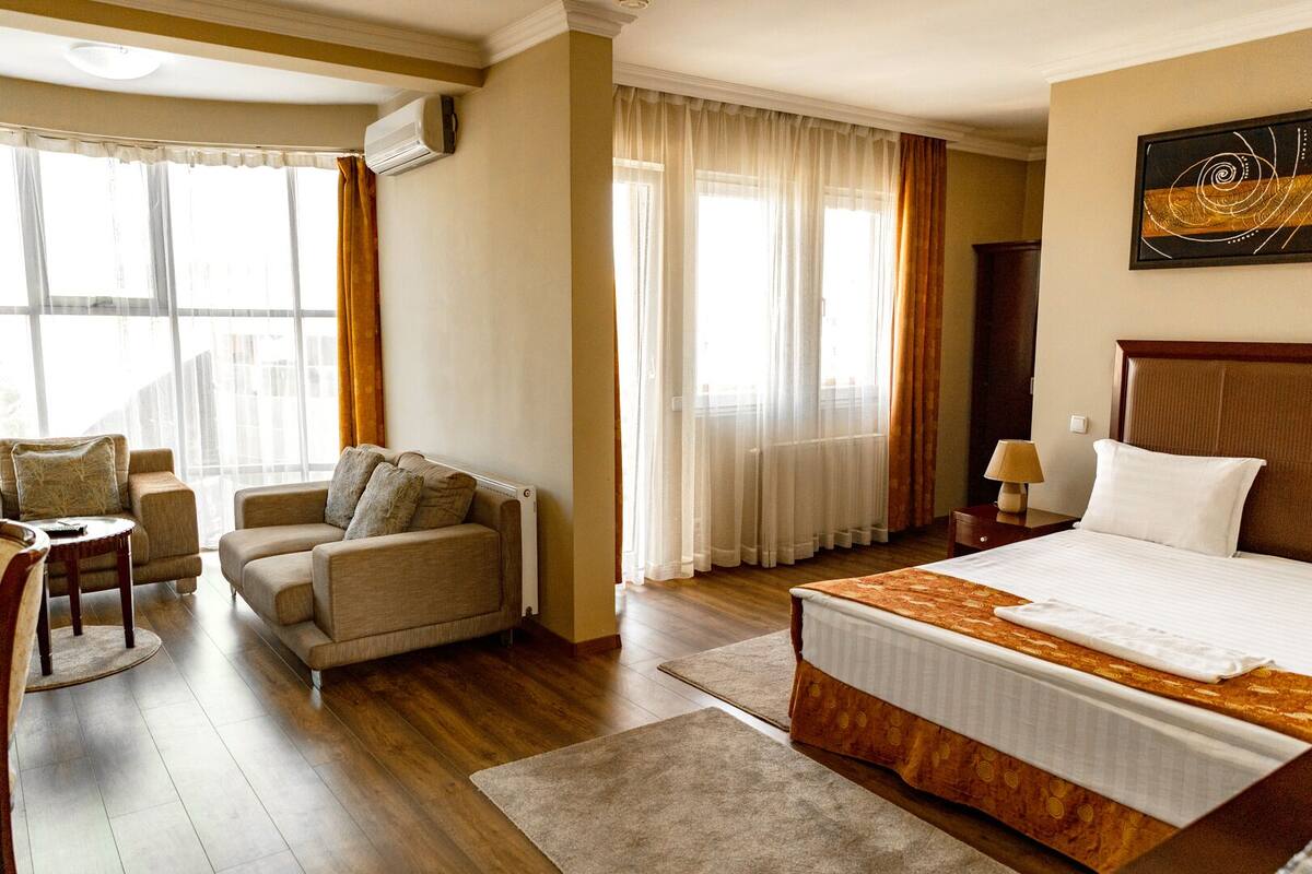 Habitación doble Deluxe | Ropa de cama de alta calidad y escritorio