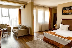 Habitación doble Deluxe | Ropa de cama de alta calidad y escritorio