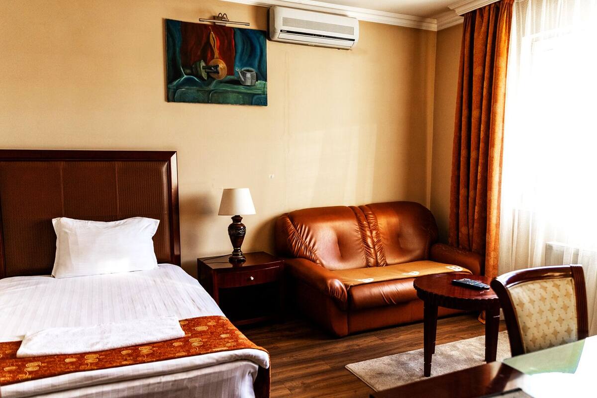 Habitación individual clásica | Ropa de cama de alta calidad y escritorio