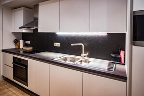 Kühlschrank, Mikrowelle, Ofen, Herdplatte