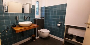 Badewanne, Haartrockner, Handtücher, Seife