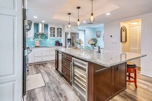 Geladeira, fogão, cooktop, cafeteira/chaleira