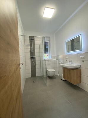 Shower, hair dryer, towels, toilet paper - Vacation apartment Disbach (Riedenberg)