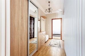 2 bedrooms, iron/ironing board, free WiFi