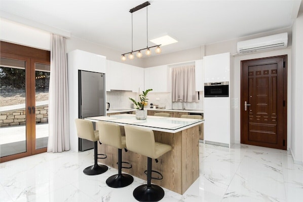 Fridge, microwave, oven, dishwasher