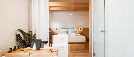 Deluxe Suite, Bath | Bureau, chambres insonorisées, Wi-Fi gratuit, draps fournis