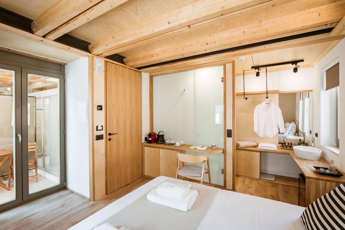 Deluxe Suite, Balcony | 書桌、隔音、免費無線上網、床單