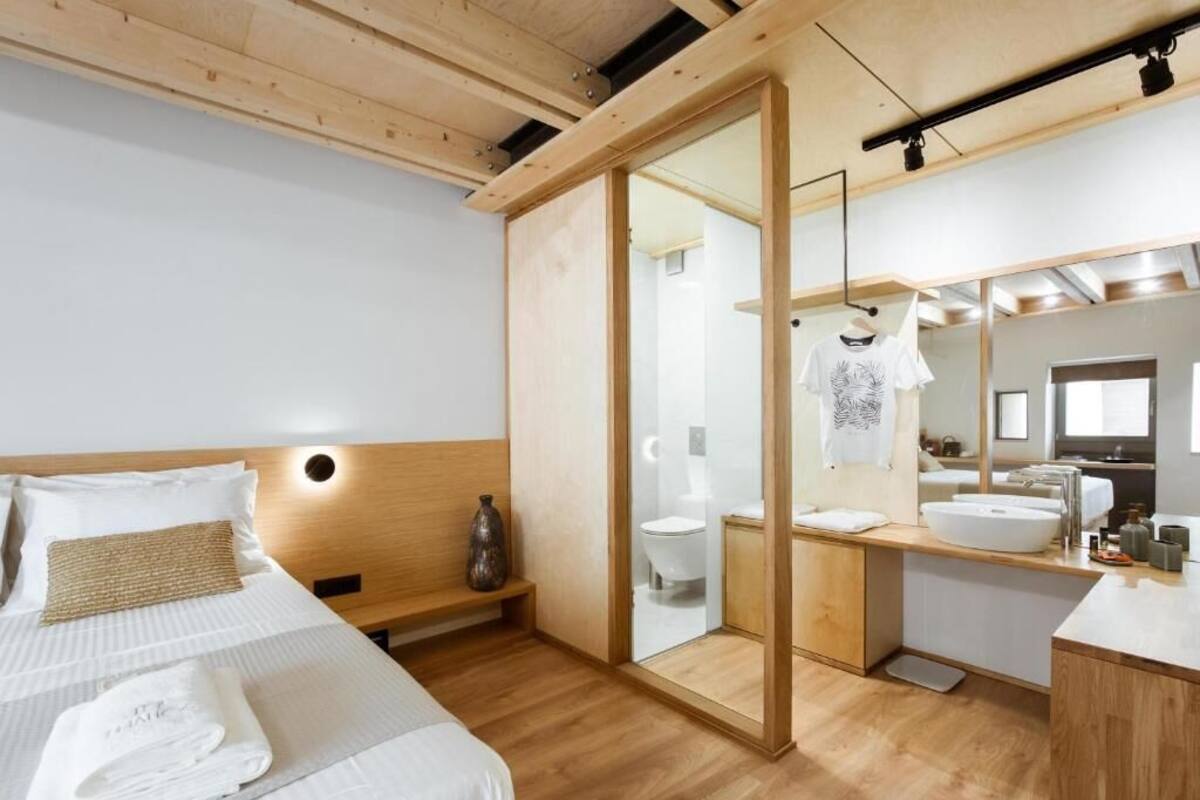 Deluxe Suite, Bath, Ground Floor | 書桌、隔音、免費無線上網、床單