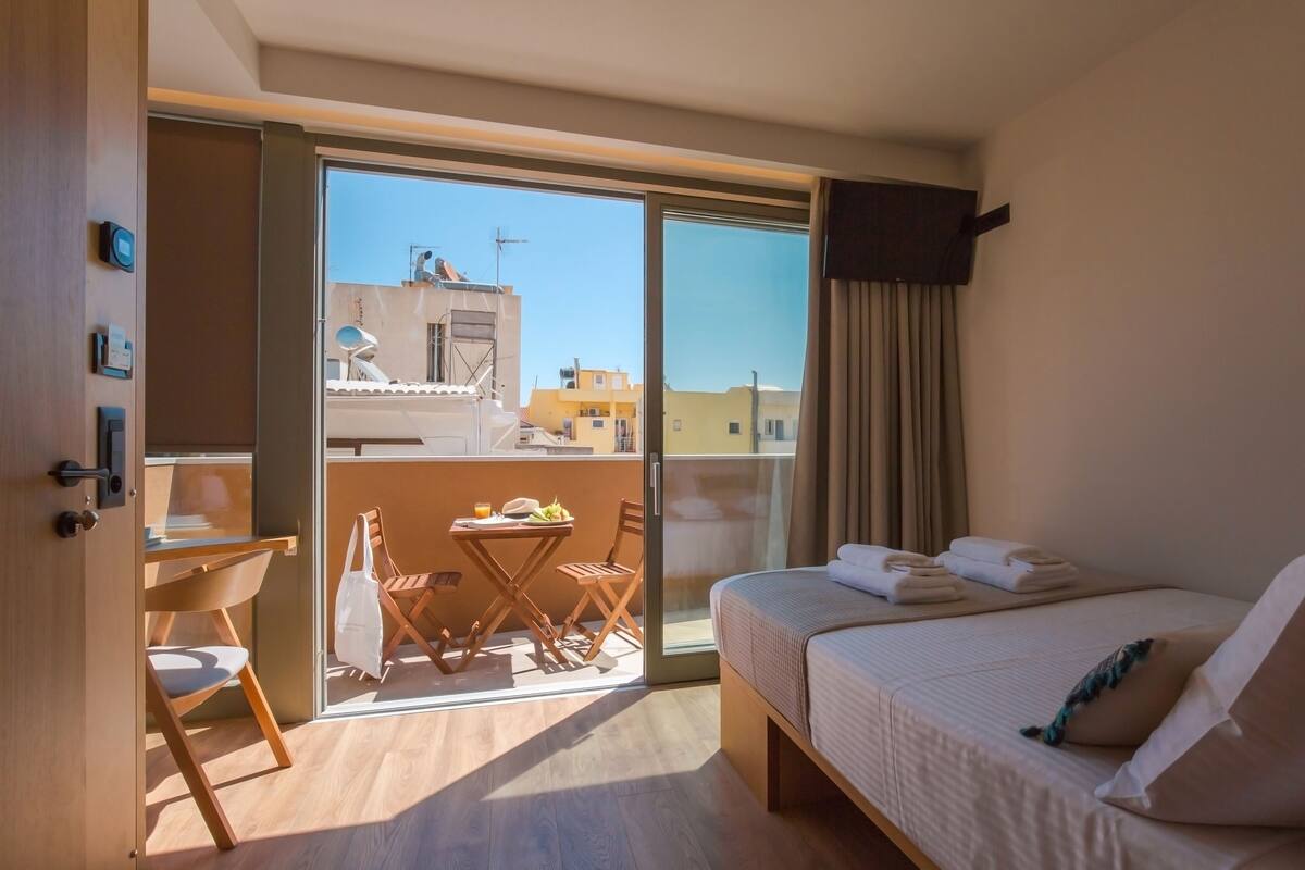 Junior Suite, Balcony | 書桌、隔音、免費無線上網、床單