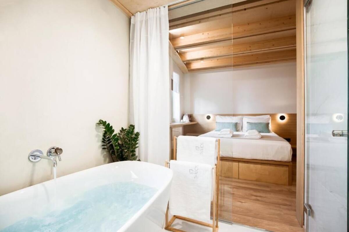 Deluxe Suite, Bath | 書桌、隔音、免費無線上網、床單