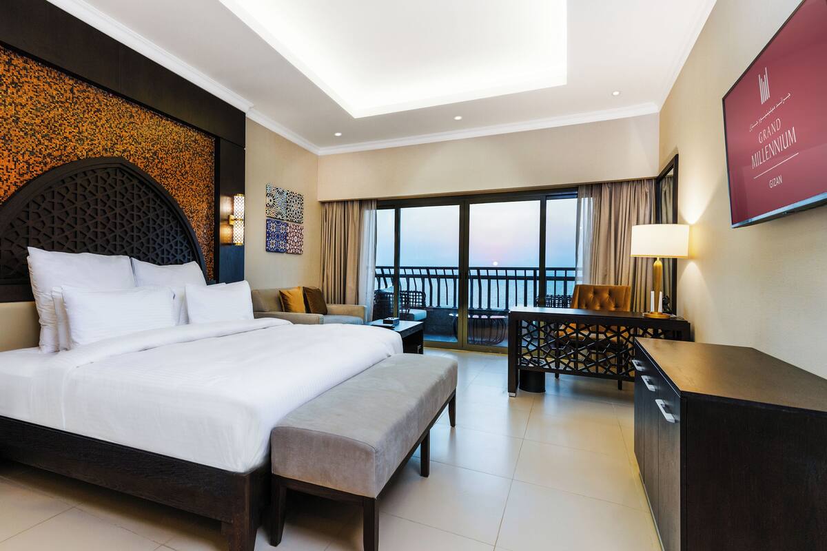 Accessible Room with 1 King Bed | Egyptian cotton sheets, premium bedding, minibar, in-room safe