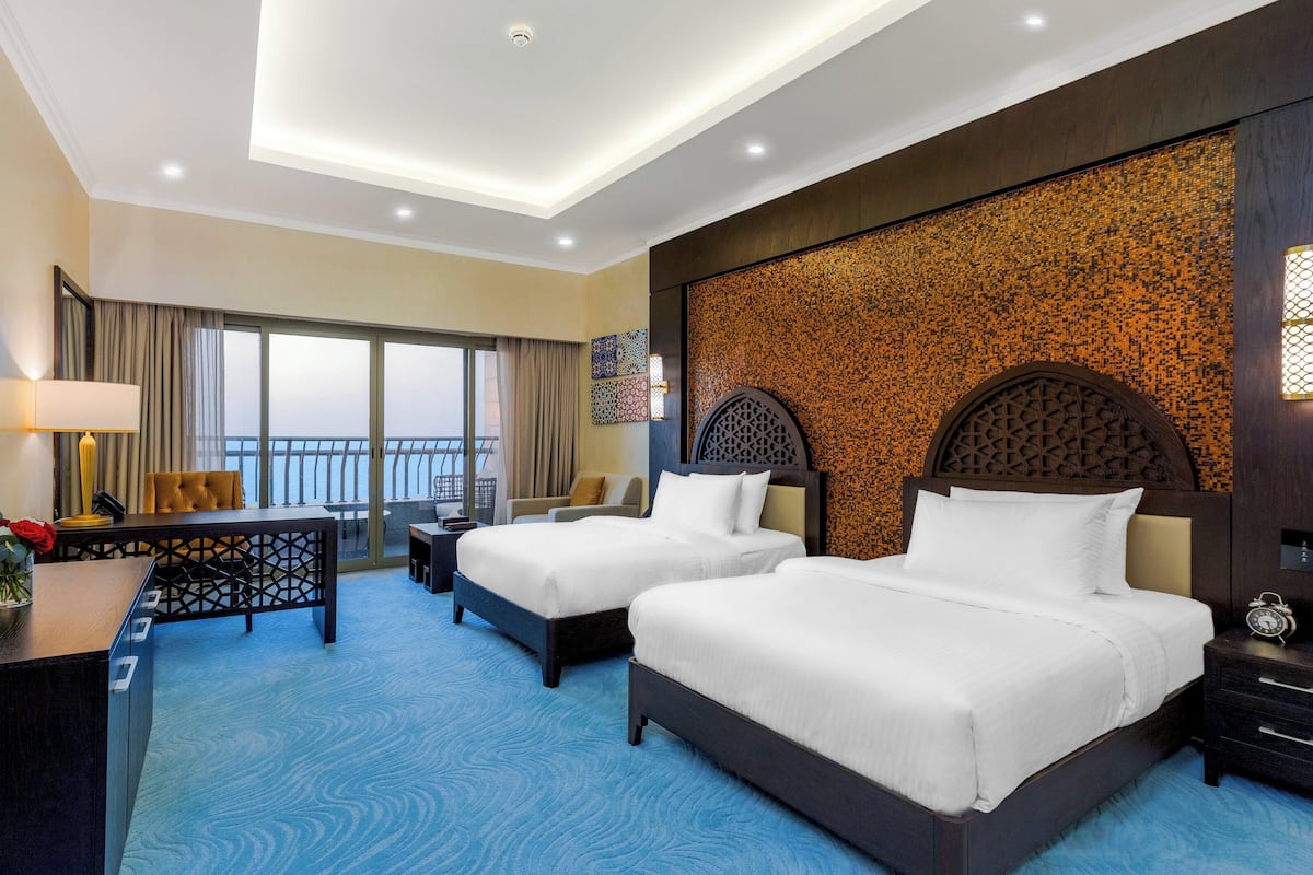 Minibar, caja de seguridad en la habitación y decoración personalizada