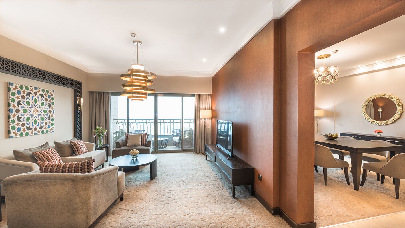 Presidential Suite - 2 Bed Rooms | Frigobar, cofres nos quartos, individualmente decorados