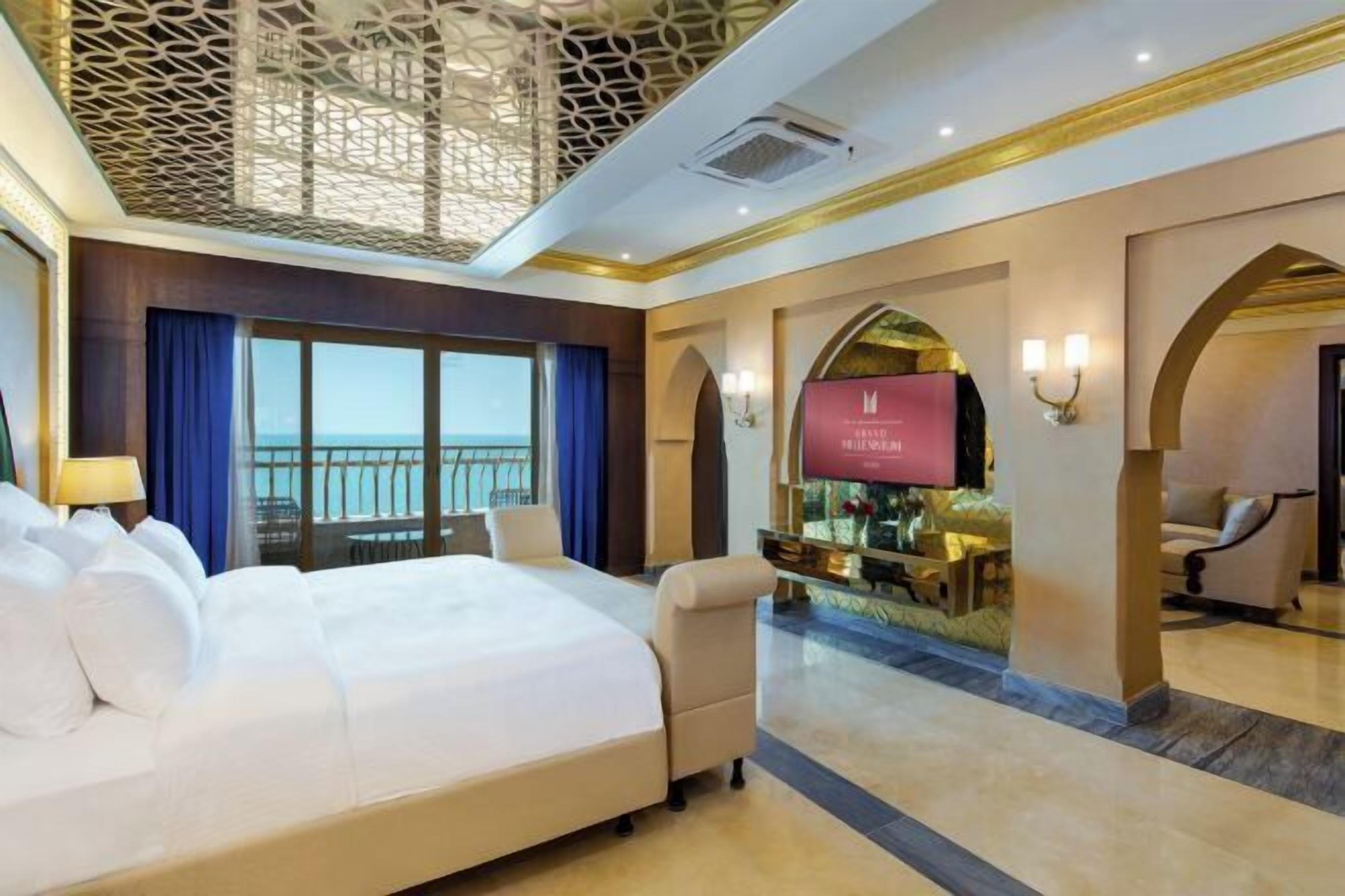 Minibar, caja de seguridad en la habitación y decoración personalizada 