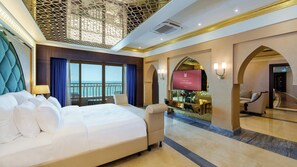 Suite Royal, varias camas, vista al mar | Vista a la playa o el mar