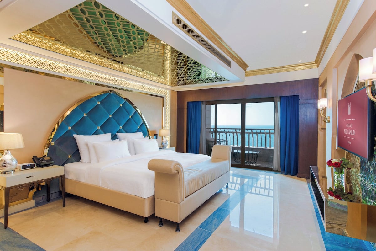 Suite Royal, letti multipli, vista mare | 1 camera, minibar, una cassaforte in camera, con stile personalizzato