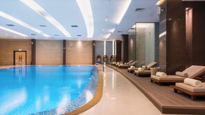 2 albercas techadas y alberca al aire libre