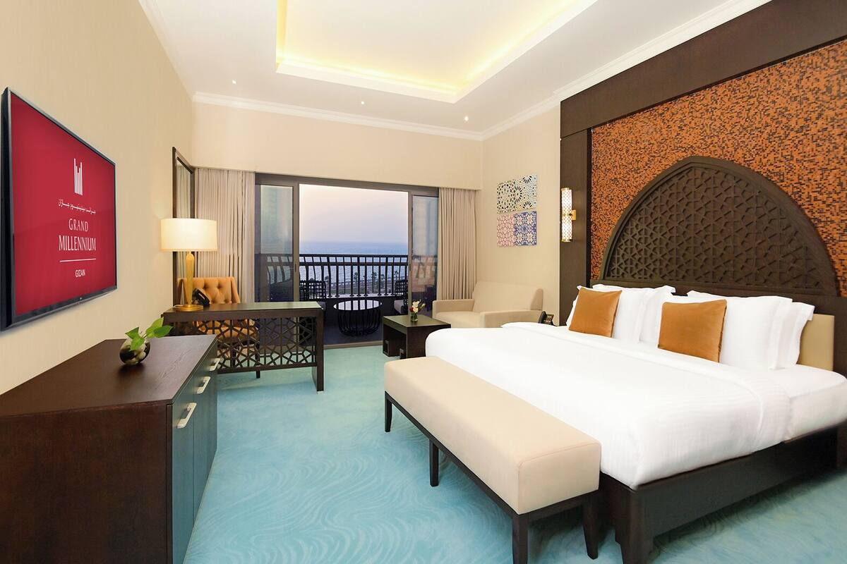 Egyptian cotton sheets, premium bedding, minibar, in-room safe