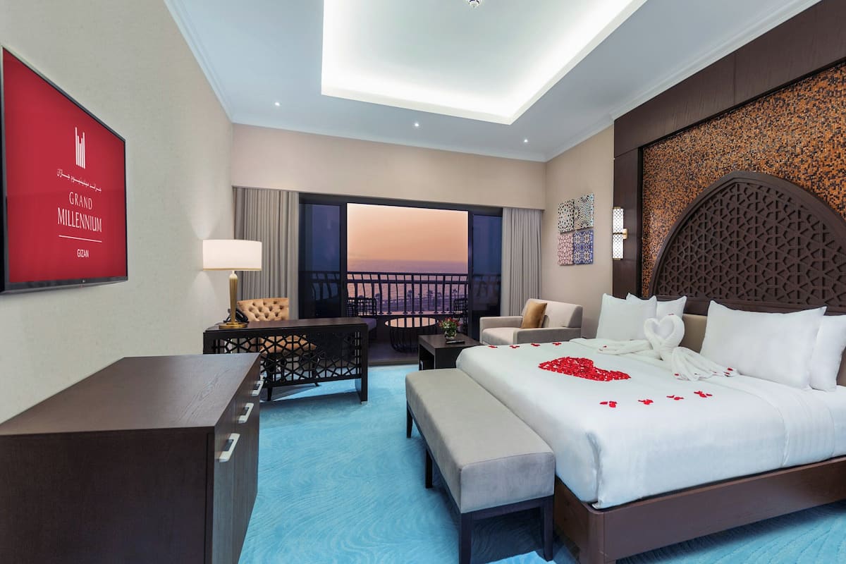 Minibar, caja de seguridad en la habitación y decoración personalizada