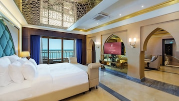 Minibar, caja de seguridad en la habitación y decoración personalizada