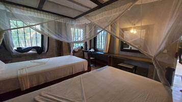 6 habitaciones y espacio para trabajar con laptop