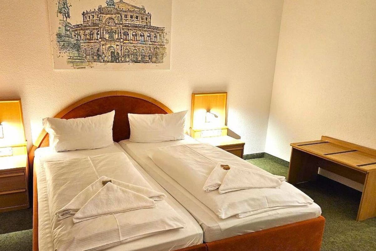 Standard Double Room | Hypo-allergenic bedding, desk, soundproofing, free WiFi