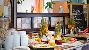 Tägliches Frühstücksbuffet (11.50 EUR pro Person)