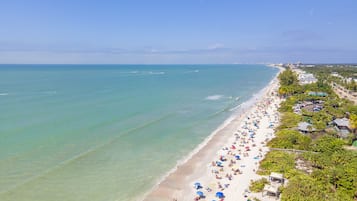 Beach nearby, sun loungers, beach towels