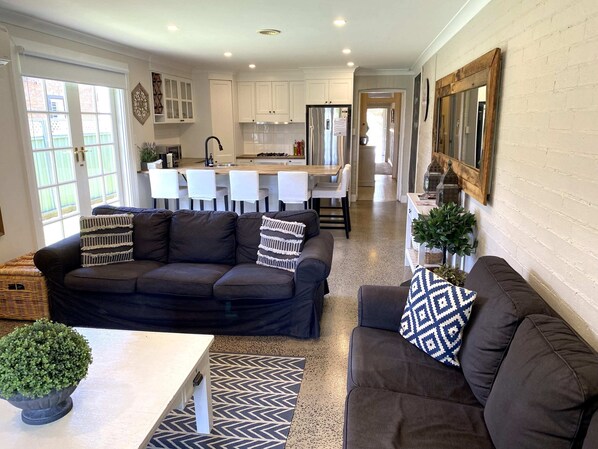 TV, DVD-spiller og kontorer