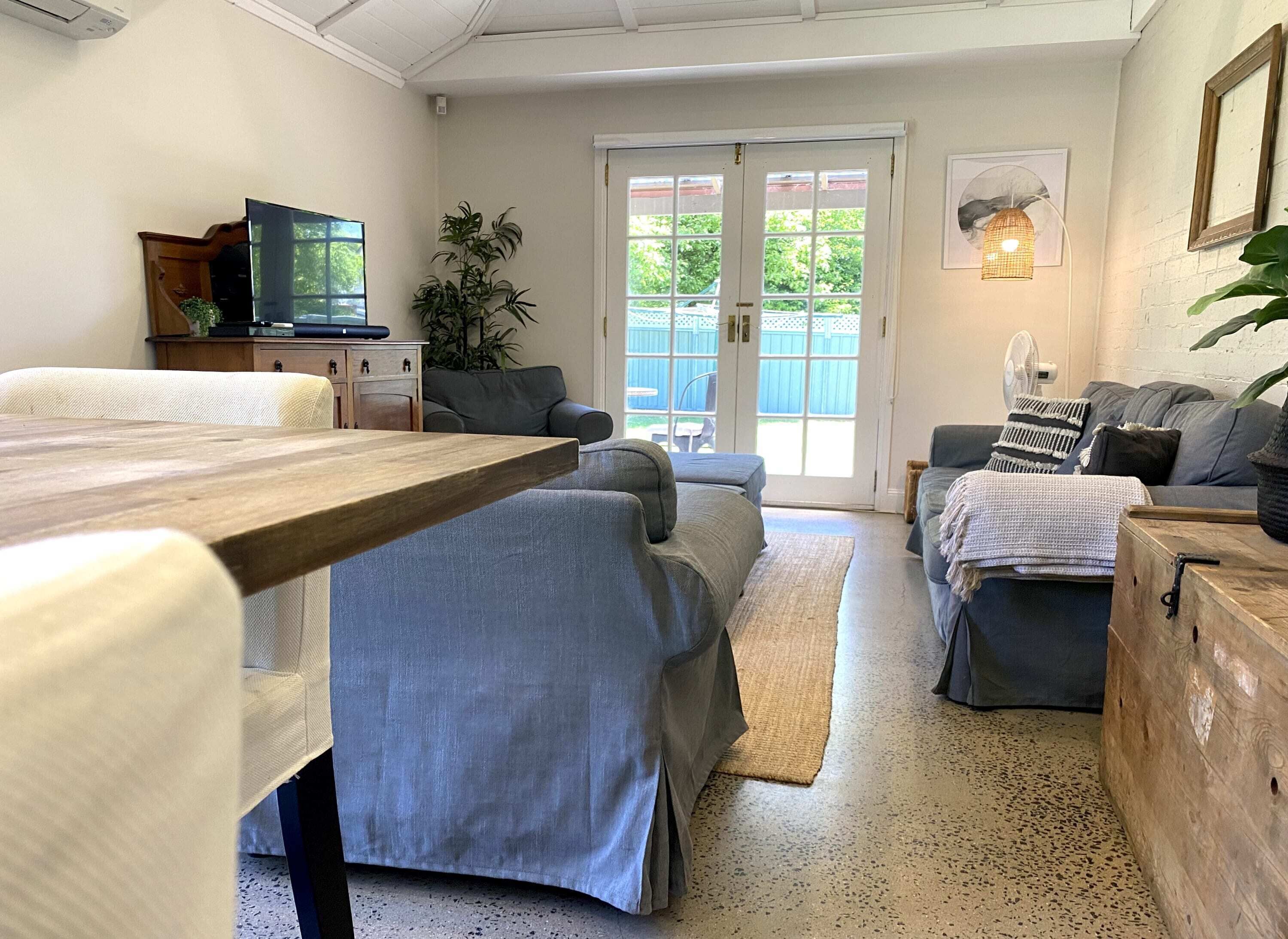 Télévision, lecteur de DVD, espaces bureaux