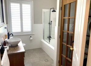 Badekar, hårføner og håndklær