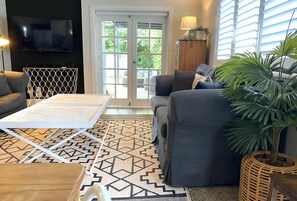 Téléviseur, lecteur de DVD, chaîne audio, bureau