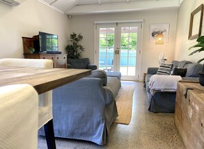 Téléviseur, lecteur de DVD, chaîne audio, bureau