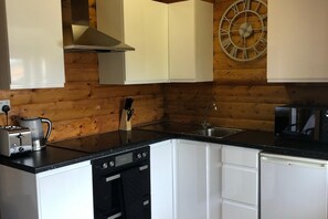 Cabin | Private kitchen | Fridge, microwave, oven, stovetop