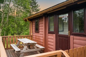 Cabin | Outdoor dining - Snowdonia Log Cabin-sleeps 4-garden-pets (Blaenau Ffestiniog)