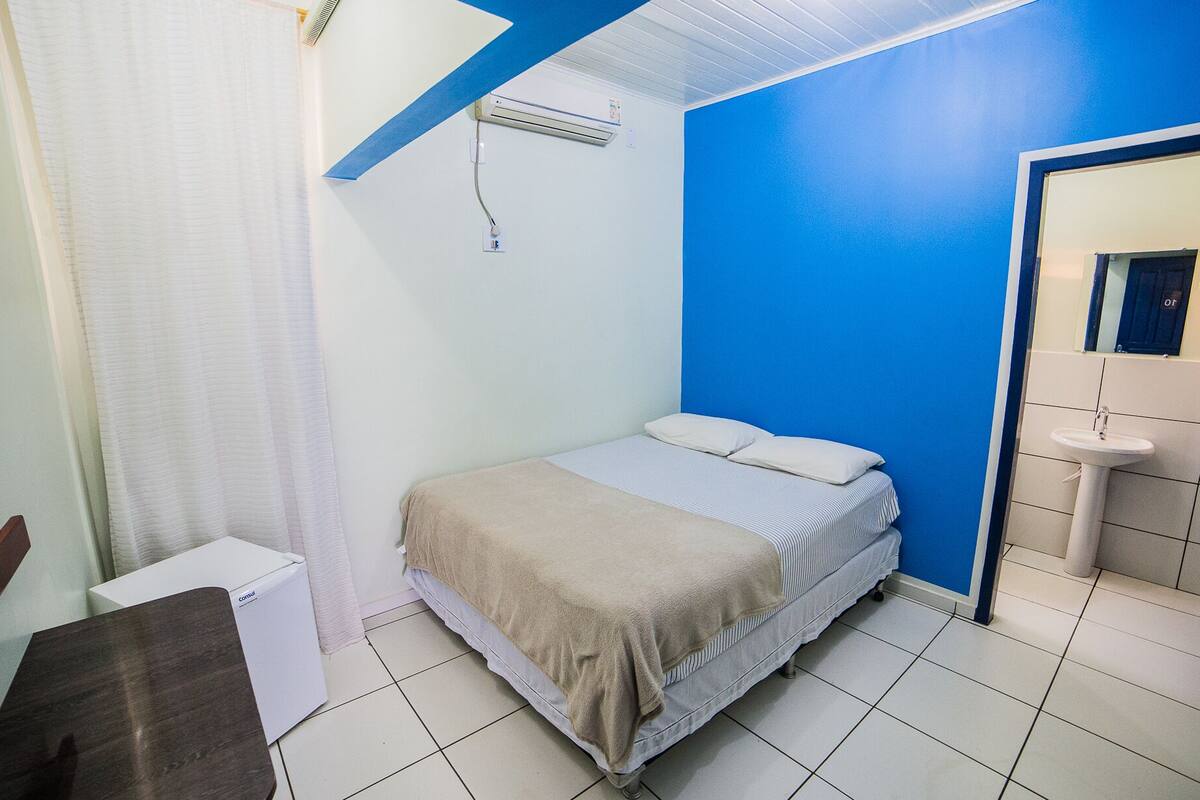 Minibar, escritorio, wifi gratis y ropa de cama