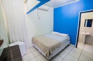 Minibar, escritorio, wifi gratis y ropa de cama
