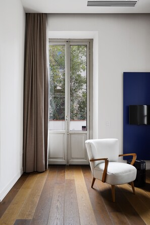 L 1 Bedroom Apartment, Sofa Bed | Living area | 43-inch Smart TV with satellite channels - Numa Florence Vita (Florence)