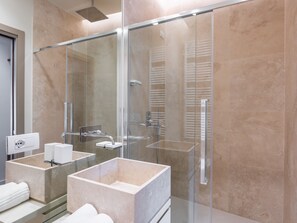 Apartment, 2 Schlafzimmer (with Sofa Bed) | Badezimmer | Dusche, Designer-Toilettenartikel, Haartrockner, Bidet