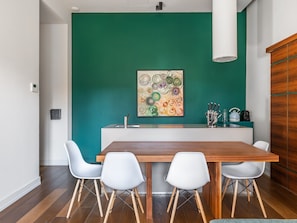 Apartamento, 2 quartos (with Sofa Bed) | Cozinha privada | Frigobar, cooktop, lava-louças, cafeteira/chaleira