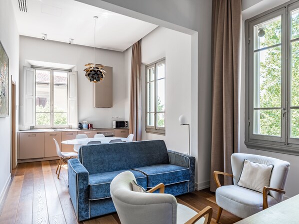 Large 2 Bedroom Apartment with Sofa Bed | Living area | 43-inch Smart TV with satellite channels - Numa Florence Vita (Florence)