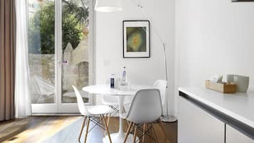 Studio - terrass (Extra Large Studio with Kitchen) | Vardagsrum | 43-tums smart-tv med satellitkanaler