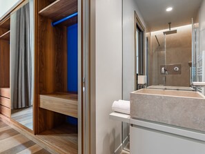 Apartamento, 2 habitaciones (Large Apartment with Sofa Bed) | Baño | Ducha, artículos de higiene personal de diseño, secador de pelo y bidé