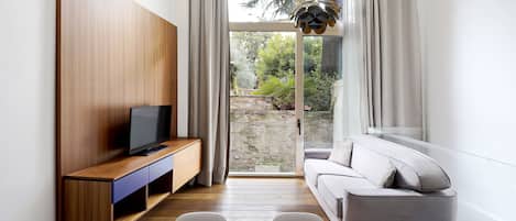 アパートメント 1 ベッドルーム テラス (XL 1 Apartment with Sofa Bed) | リビング エリア | 43 インチのスマートテレビ (衛星放送視聴可)