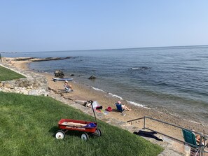 بالقرب من الشاطئ، كراسي للتشمس، مناشف للشاطئ